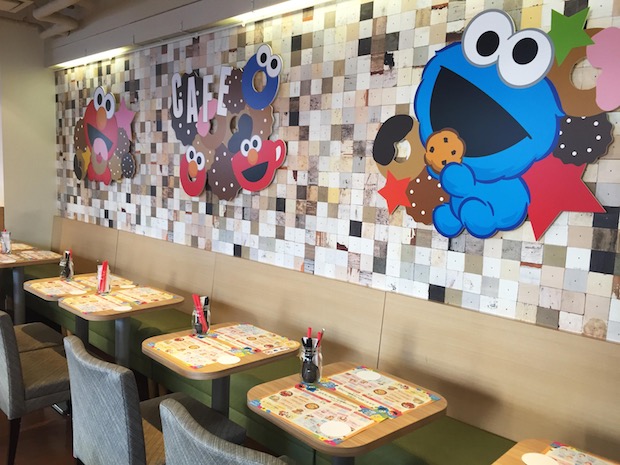 Things We Saw Around The Web (#5) : Elmo Street Cafe in Tokyo