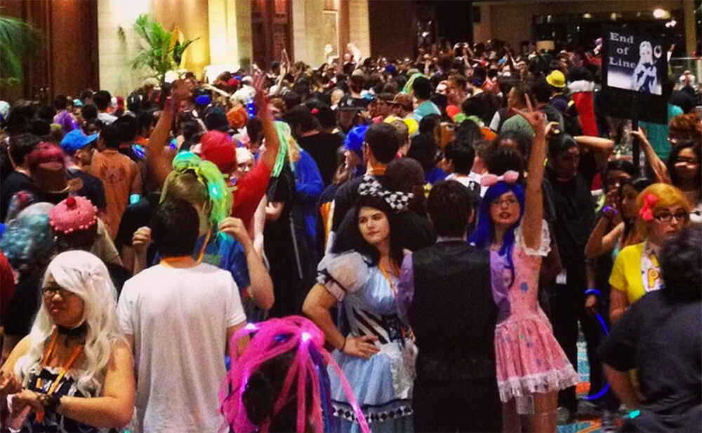Ultimate Convention Guide: Crowds at A-Kon