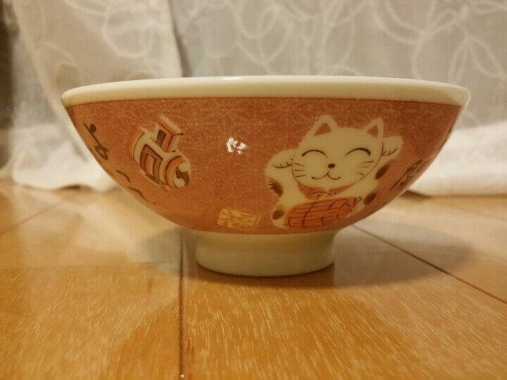 Living in Japan A beckoning cat bowl from Daiso.