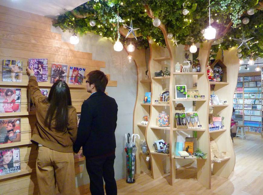 Hailey'5 Cafe in Tokyo's Shibuya Ward, shown on Nov. 20, 2017, is making itself more attractive to women with brighter interiors and female-focused amenities. | KYODO