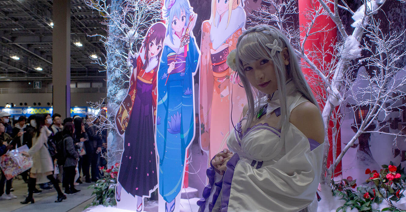 Emilia Cosplay in front of the Kadokawa Isekai Booth