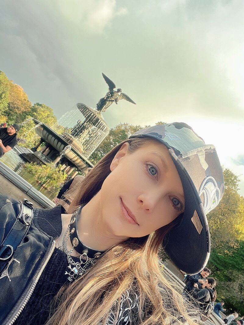 Jenn Barr casually hanging out in New York City, 2023.