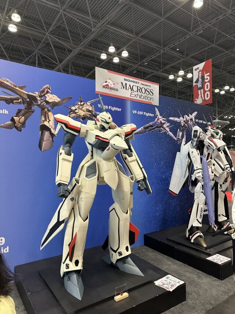 Statues of robots from the Macross series can be seen at the Bigwest Macross Exhibition.